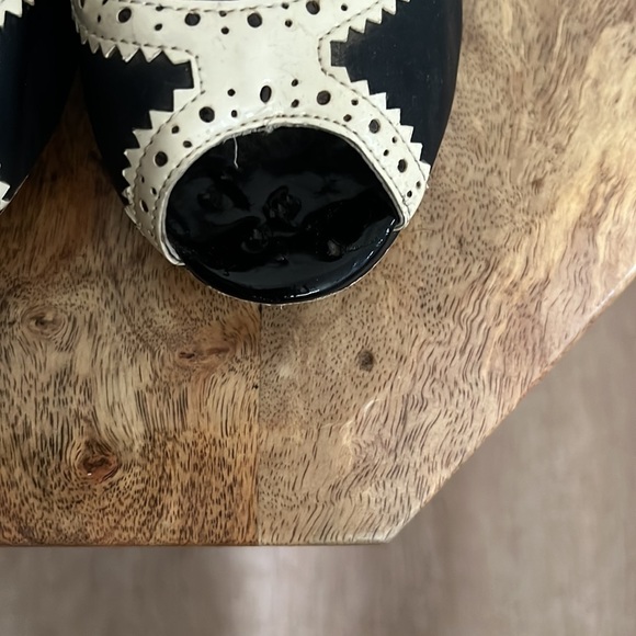 Chelsea Crew | Black and white pumps - Picture 4 of 4